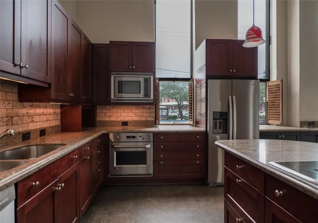 Listing Photo 4 - Condo for sale in building located at 915 N San Jacinto St, Houston, TX 77002 - Unit #1AB