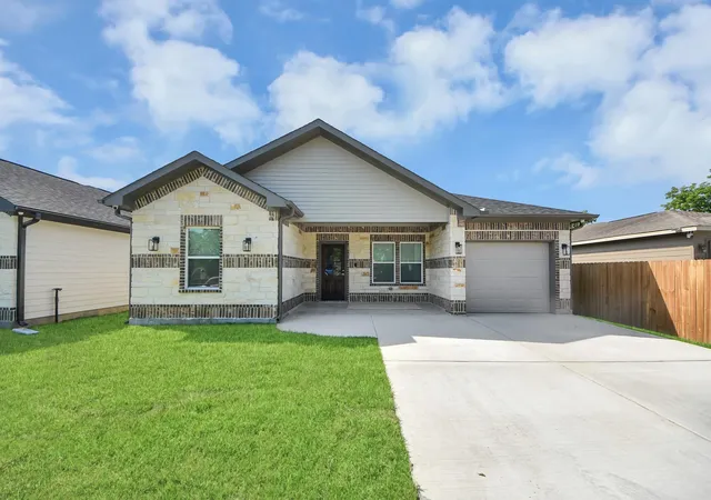 Photo 1 of Single family home for sale at 604 Miriam St, Baytown, TX 77520 | MLS# 90238585 | Listing updated on 2026-10-07