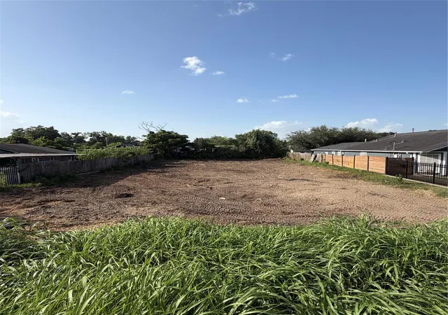 Photo 2 of Land for sale at 43 Meadow Lea Dr, Houston, TX 77022 | MLS# 77984510 | Listing updated on 2026-09-21