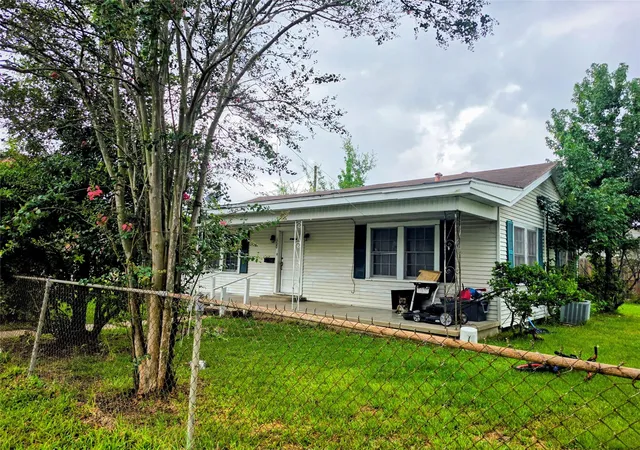 Photo 1 of Single family home for sale at 300 S Sandra St, Conroe, TX 77301 | MLS# 25840480 | Listing updated on 2026-09-16