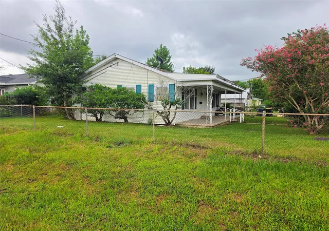 Photo 2 of Single family home for sale at 300 S Sandra St, Conroe, TX 77301 | MLS# 25840480 | Listing updated on 2026-09-16