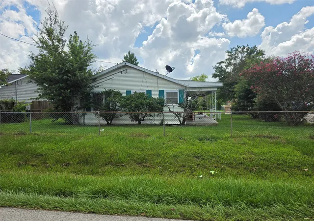 Photo 4 of Single family home for sale at 300 S Sandra St, Conroe, TX 77301 | MLS# 25840480 | Listing updated on 2026-09-16