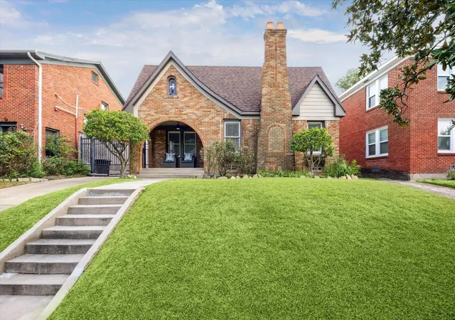 Photo 2 of Single family home for sale at 1935 W Mckinney St, Houston, TX 77019 | MLS# 35051697 | Listing updated on 2026-09-16