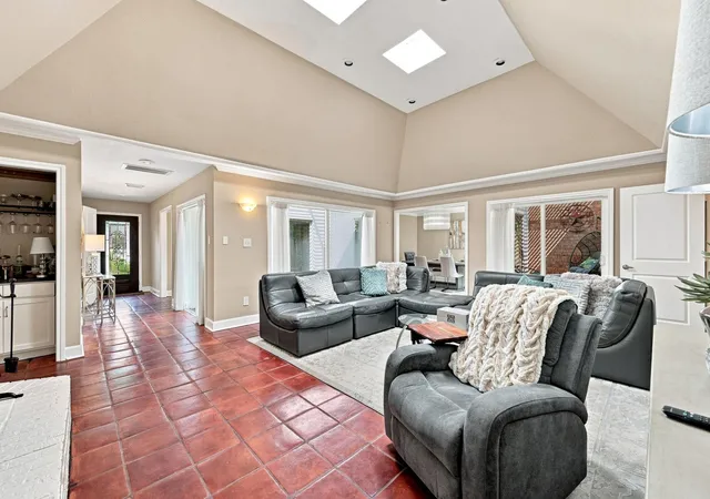 Townhouse for sale at 419 E Fair Harbor Ln, Houston, TX 77079 | MLS# 45721764