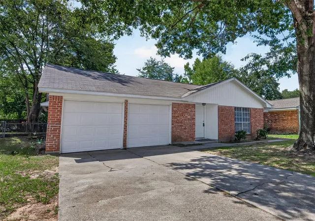 Photo 1 of Single family home for sale at 214 Crest Hl Dr, Conroe, TX 77301 | MLS# 95932413 | Listing updated on 2026-09-21