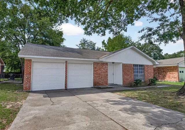 Photo 2 of Single family home for sale at 214 Crest Hl Dr, Conroe, TX 77301 | MLS# 95932413 | Listing updated on 2026-09-21
