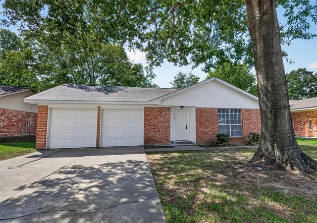 Photo 3 of Single family home for sale at 214 Crest Hl Dr, Conroe, TX 77301 | MLS# 95932413 | Listing updated on 2026-09-21