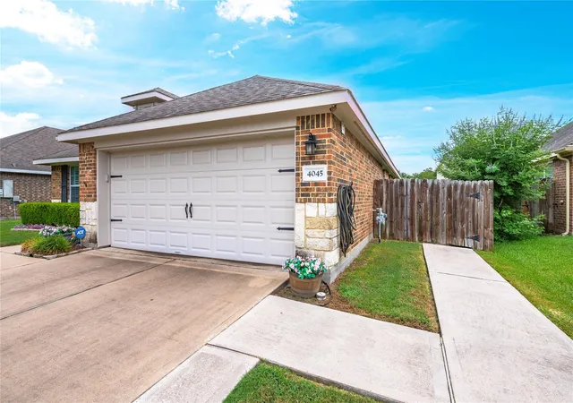 Photo 3 of Sale Pending at 4045 Basswood Dr, Dickinson, TX 77539 | MLS# 66109798 | Listing updated on 2026-09-14