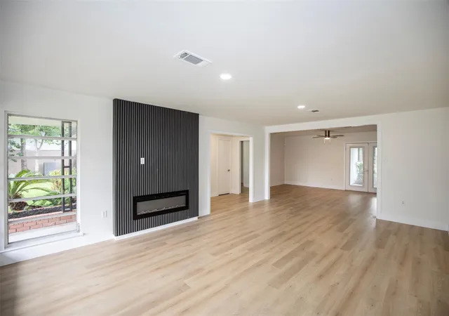Photo 4 of Single family home for sale at 124 Lazy Ln, Baytown, TX 77520 | MLS# 24261472 | Listing updated on 2026-09-12