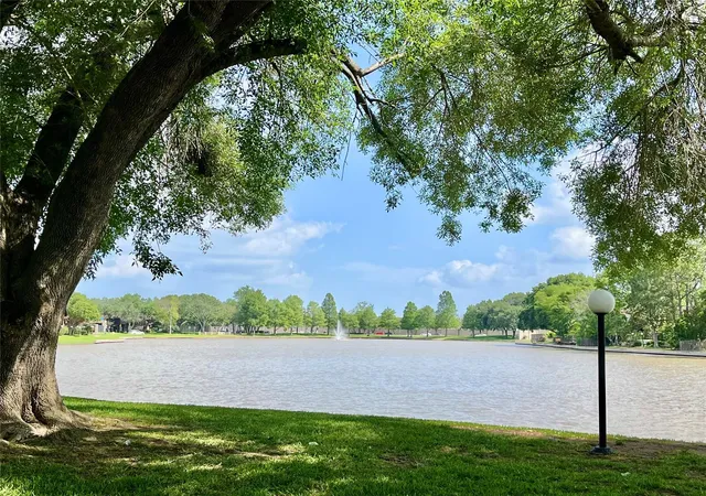 Listing Photo 4 - Condo for sale in building located at 2711 Grants Lake Blvd, Sugar Land, TX 77479 - Unit #51