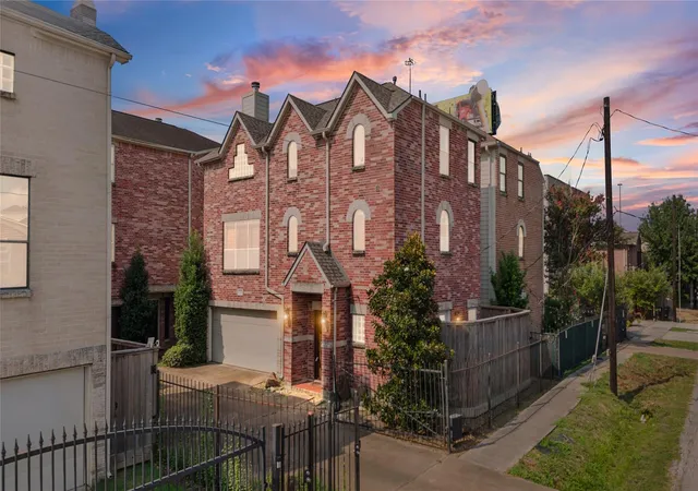 Single family home for sale at 5205 Cornish St, Houston, TX 77007 | MLS# 91534576