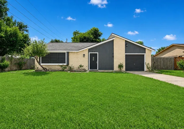 Photo 1 of Single family home for sale at 2711 Pheasant Crk Dr, Sugar Land, TX 77498 | MLS# 96156287 | Listing updated on 2026-09-05