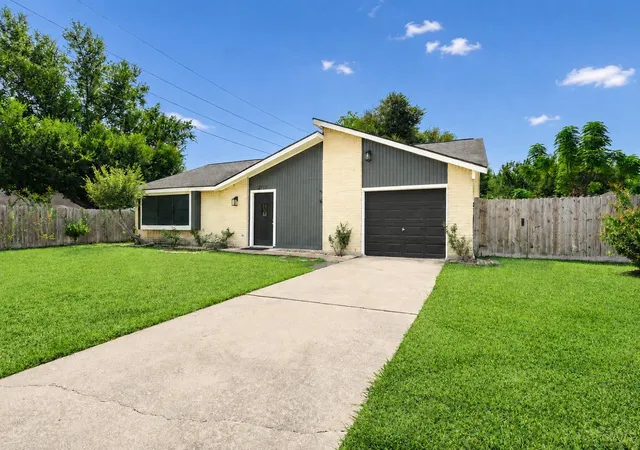 Photo 3 of Single family home for sale at 2711 Pheasant Crk Dr, Sugar Land, TX 77498 | MLS# 96156287 | Listing updated on 2026-09-05