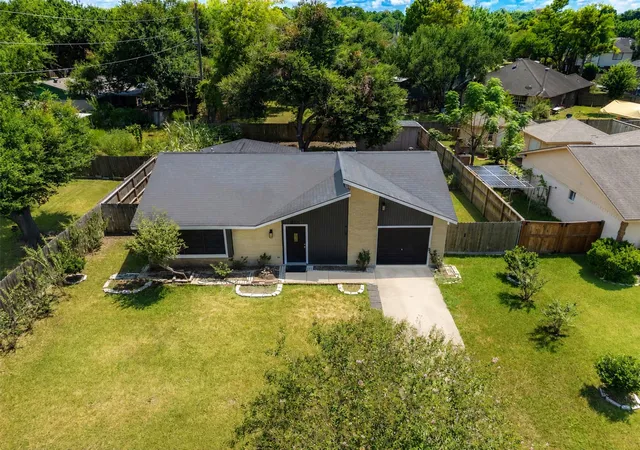 Photo 4 of Single family home for sale at 2711 Pheasant Crk Dr, Sugar Land, TX 77498 | MLS# 96156287 | Listing updated on 2026-09-05