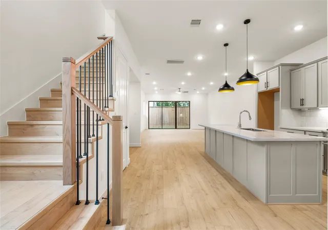Photo 3 of Sale Pending at 5016 Schuler St, Houston, TX 77007 | MLS# 5293233 | Listing updated on 2026-09-24