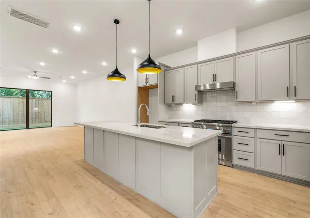 Photo 3 of Sale Pending at 5016 Schuler St, Houston, TX 77007 | MLS# 5293233 | Listing updated on 2026-09-24