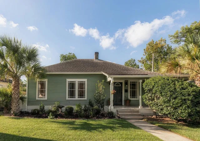 Photo 2 of Single family home for sale at 1039 Louise St, Houston, TX 77009 | MLS# 17819441 | Listing updated on 2026-10-08