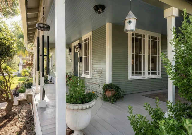 Photo 3 of Single family home for sale at 1039 Louise St, Houston, TX 77009 | MLS# 17819441 | Listing updated on 2026-10-08