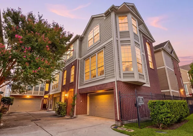 Photo 1 of Townhouse for sale at 1405 Oneil St, Houston, TX 77019 | MLS# 98254828 | Listing updated on 2026-09-13