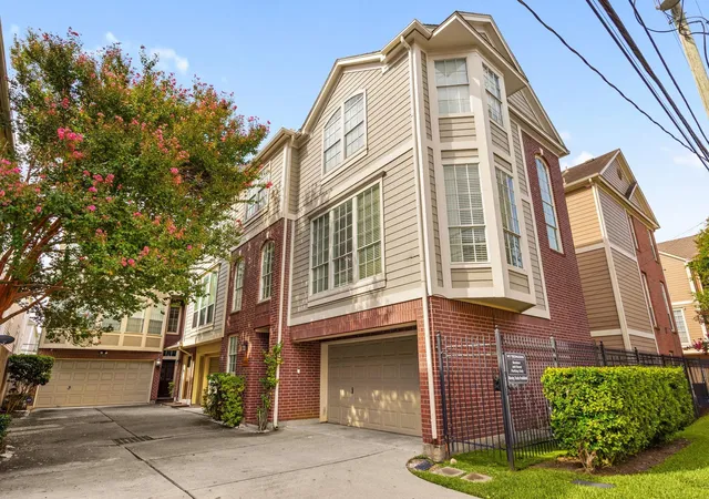 Photo 2 of Townhouse for sale at 1405 Oneil St, Houston, TX 77019 | MLS# 98254828 | Listing updated on 2026-09-13