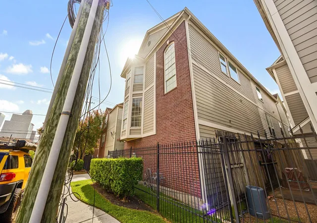 Photo 3 of Townhouse for sale at 1405 Oneil St, Houston, TX 77019 | MLS# 98254828 | Listing updated on 2026-09-13