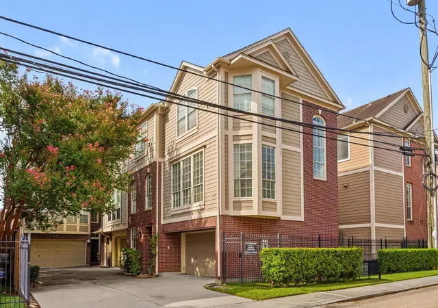 Photo 3 of Townhouse for sale at 1405 Oneil St, Houston, TX 77019 | MLS# 98254828 | Listing updated on 2026-09-13