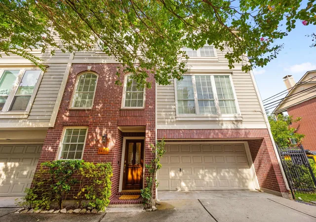 Photo 4 of Townhouse for sale at 1405 Oneil St, Houston, TX 77019 | MLS# 98254828 | Listing updated on 2026-09-13