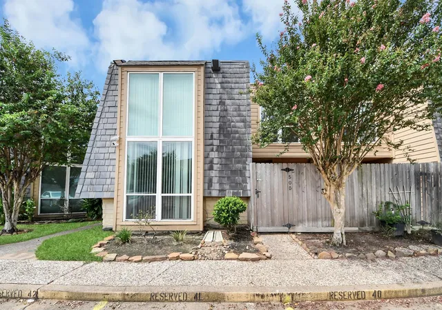 Listing Photo 2 - Condo for sale in building located at 16120 Stuebner Airline Rd, Spring, TX 77379 - Unit #505
