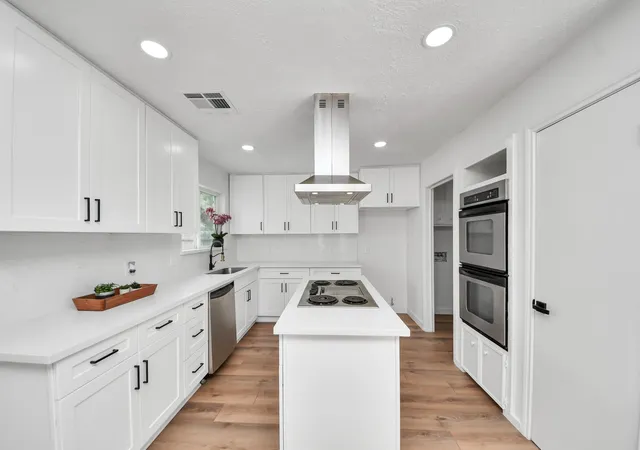Photo 3 of Single family home for sale at 2302 Quail Valley E Dr, Missouri City, TX 77459 | MLS# 62353637 | Listing updated on 2026-09-16
