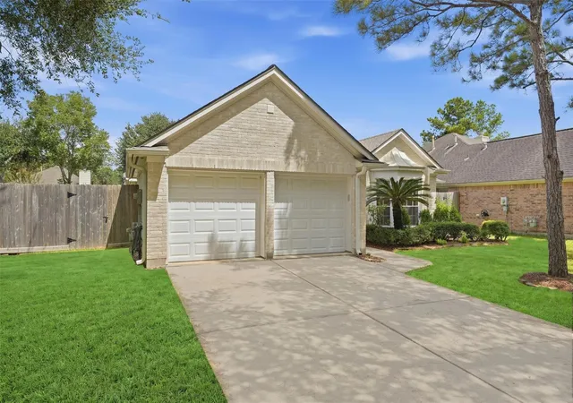 Photo 3 of Sale Pending at 13827 Placid Brk Ct, Houston, TX 77059 | MLS# 36139654 | Listing updated on 2026-09-28