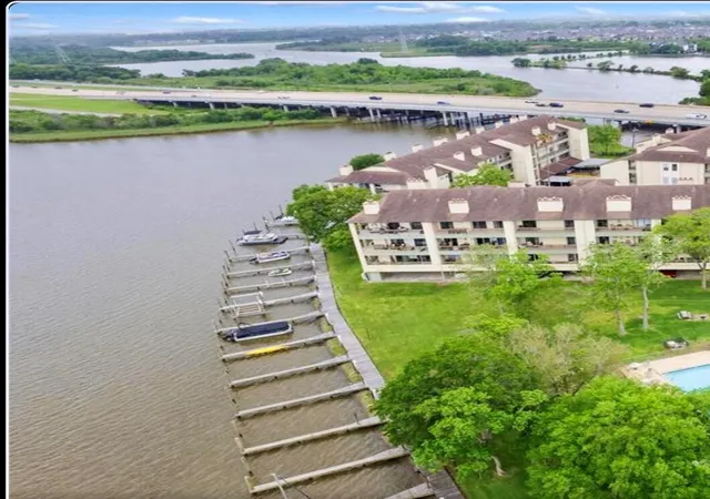 Listing Photo 2 - Condo for sale in building located at 18809 Egret Bay Blvd, Webster, TX 77058 - Unit #125
