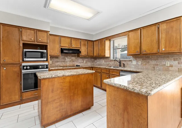 Photo 4 of Single family home for sale at 7035 Shanahan Dr, Beaumont, TX 77706 | MLS# 60039095 | Listing updated on 2026-09-24