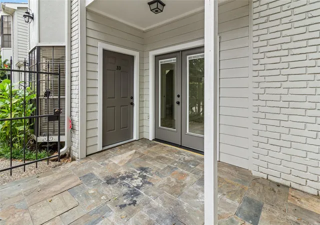 Townhouse for sale at 1911 Bering Dr, Houston, TX 77057 | MLS# 92983382