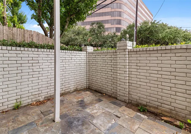 Photo 2 of Townhouse for sale at 1911 Bering Dr, Houston, TX 77057 | MLS# 92983382 | Listing updated on 2026-09-23