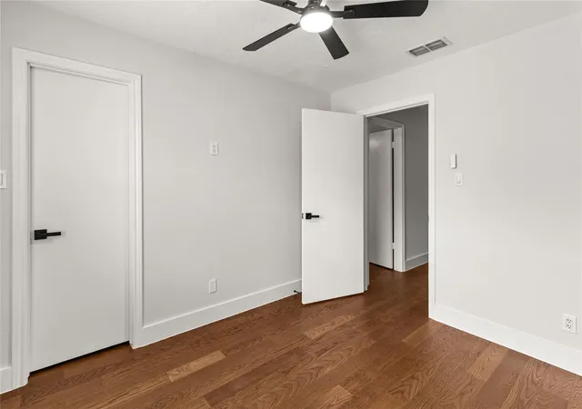 Photo 3 of Townhouse for sale at 1911 Bering Dr, Houston, TX 77057 | MLS# 92983382 | Listing updated on 2026-09-23