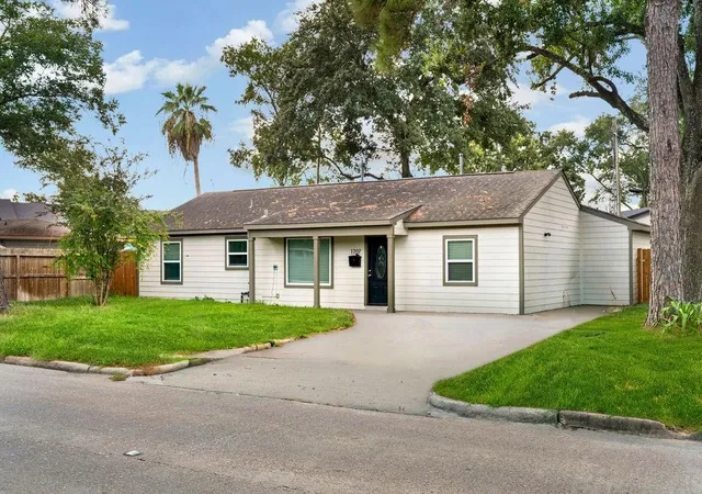 Photo 2 of Single family home for sale at 1707 W 43rd Street, Houston, TX 77018 | MLS# 57381197 | Listing updated on 2026-09-19