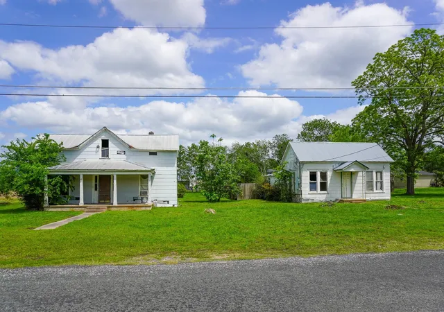 Photo 2 of Single family home for sale at 509 S Saint Andrews St, Weimar, TX 78962 | MLS# 38765136 | Listing updated on 2026-09-22