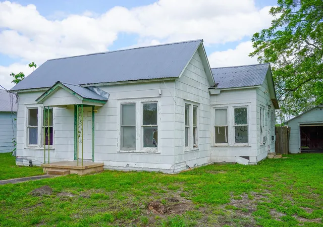 Photo 3 of Single family home for sale at 509 S Saint Andrews St, Weimar, TX 78962 | MLS# 38765136 | Listing updated on 2026-09-22