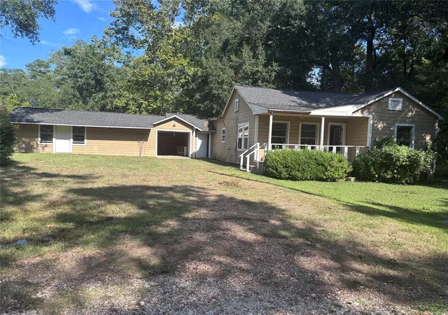 Photo 1 of Single family home for sale at 136 N East Ave, Livingston, TX 77351 | MLS# 9557405 | Listing updated on 2026-09-11
