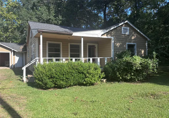 Photo 2 of Single family home for sale at 136 N East Ave, Livingston, TX 77351 | MLS# 9557405 | Listing updated on 2026-09-11