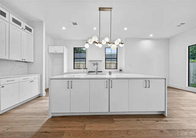 Photo 2 of Single family home for sale at 4802 Hummingbird St, Houston, TX 77035 | MLS# 2599177 | Listing updated on 2026-09-23