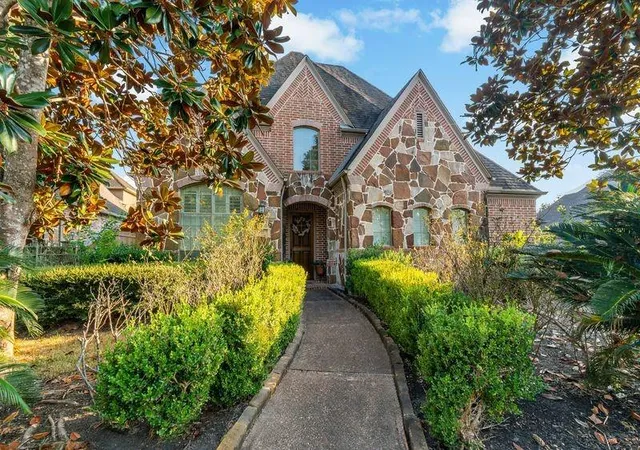 Photo 2 of Single family home for sale at 22 Waters Lake Blvd, Missouri City, TX 77459 | MLS# 37816013 | Listing updated on 2026-09-16