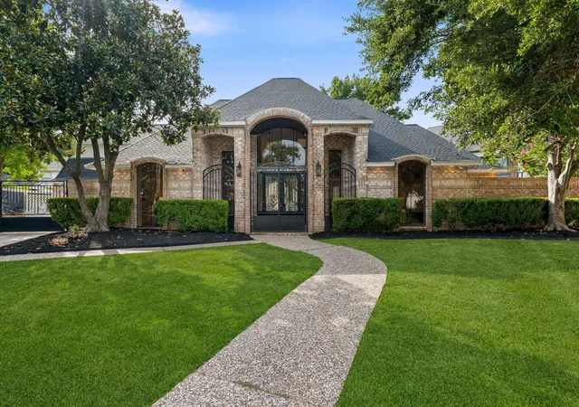 Photo 1 of Sale Pending at 910 Cranberry Hl Ct, Houston, TX 77079 | MLS# 59646922 | Listing updated on 2026-09-17