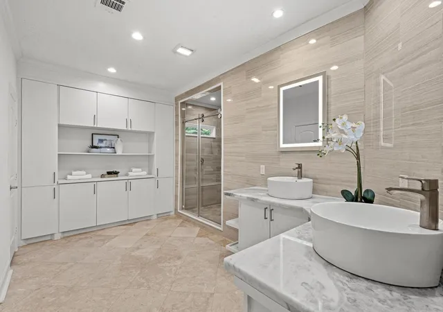 Photo 3 of Sale Pending at 910 Cranberry Hl Ct, Houston, TX 77079 | MLS# 59646922 | Listing updated on 2026-09-17