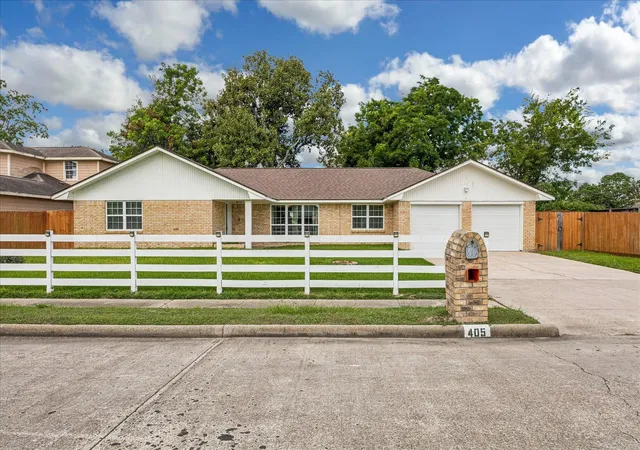 Photo 1 of Single family home for sale at 405 N Fulton St, Texas City, TX 77591 | MLS# 10432378 | Listing updated on 2026-09-01