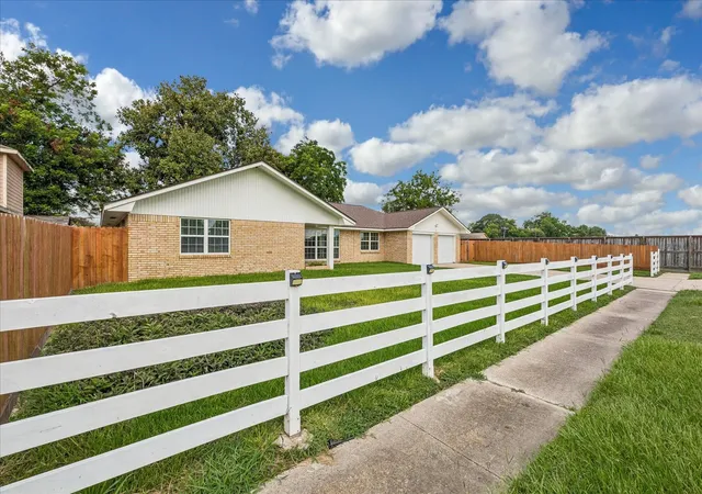 Photo 3 of Single family home for sale at 405 N Fulton St, Texas City, TX 77591 | MLS# 10432378 | Listing updated on 2026-09-01