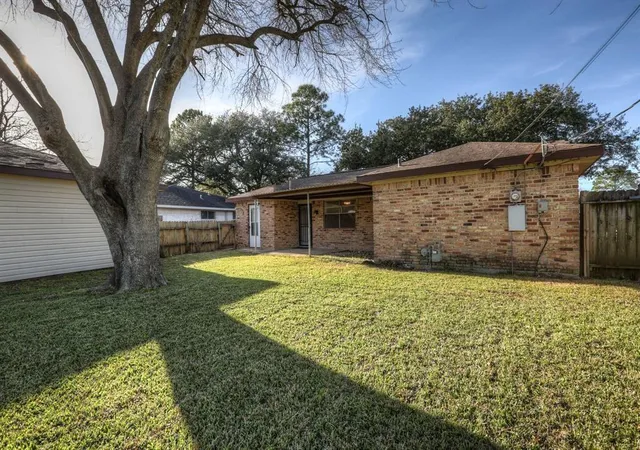 Photo 2 of Single family home for sale at 11010 Sagecrest Ln, Houston, TX 77089 | MLS# 15582476 | Listing updated on 2026-09-09