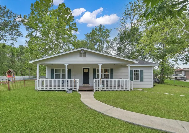 Photo 1 of Single family home for sale at 216 S Magnolia Dr, Conroe, TX 77301 | MLS# 23243572 | Listing updated on 2026-09-07