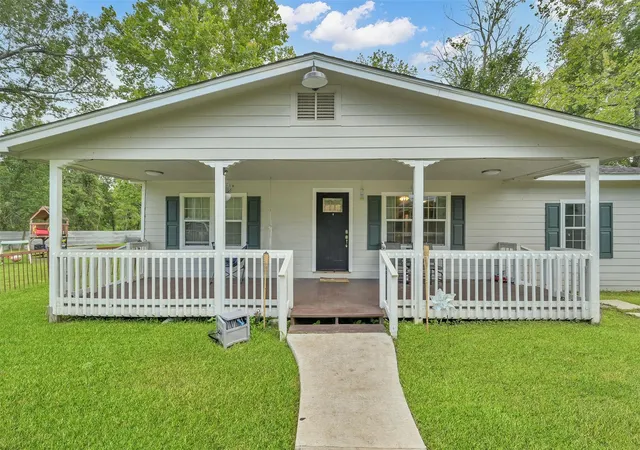Photo 2 of Single family home for sale at 216 S Magnolia Dr, Conroe, TX 77301 | MLS# 23243572 | Listing updated on 2026-09-07