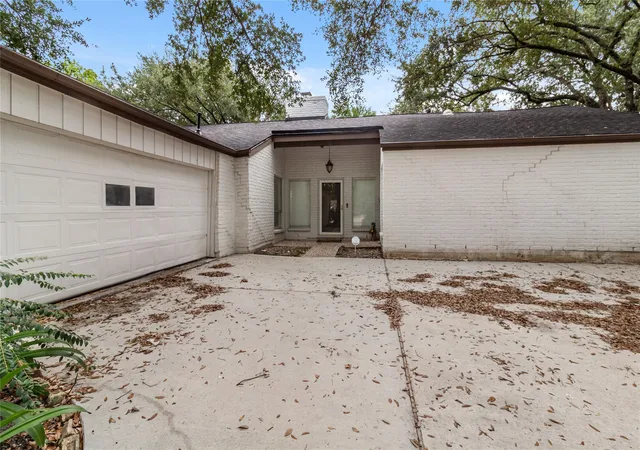 Photo 1 of Single family home for sale at 11302 Piping Rock Dr, Houston, TX 77077 | MLS# 70030609 | Listing updated on 2026-09-24